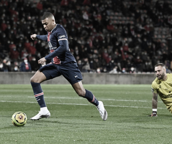 Com dois
gols de Mbappé, PSG goleia Nîmes e assume liderança provisória da Ligue 1