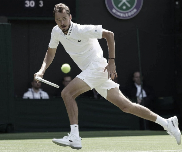Medvedev supera su debut en Wimbledon sin sobresaltos 