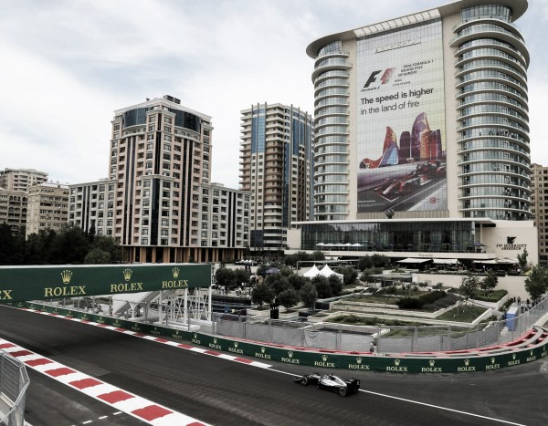 Hamilton senza rivali nel venerdì di Baku, Ferrari in crisi
