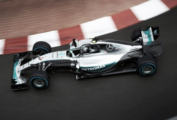 Rosberg padrone di Monaco. Il pasticcio Mercedes costa la vittoria a Hamilton