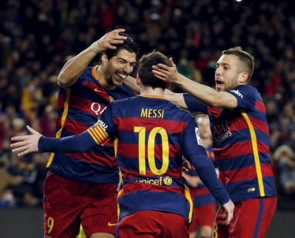 Liga, Messi e Pique trascinano il Barcellona: 2-1 con il Siviglia