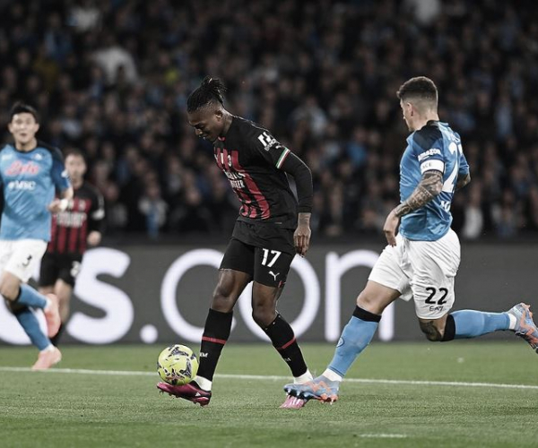 Com dois de Rafael Leão, Milan goleia Napoli fora de casa