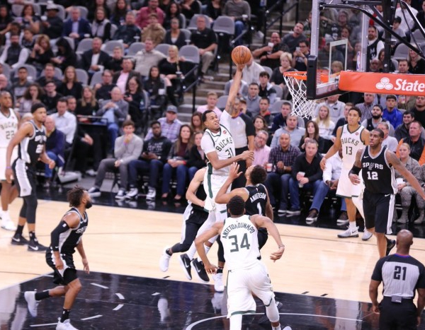 NBA - Antetokounmpo trascina Milwaukee a San Antonio, Brooklyn espugna Portland