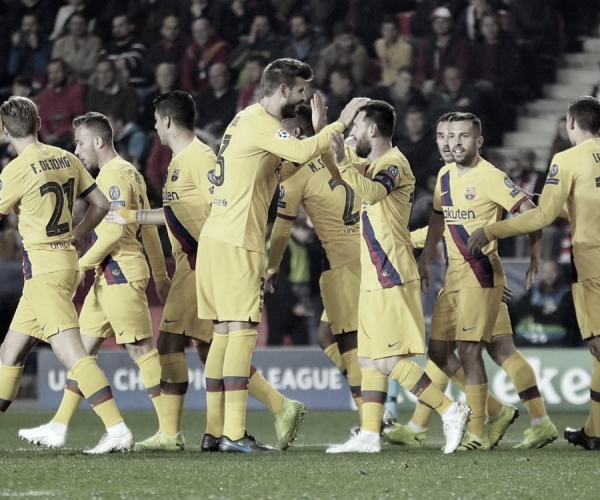 Messi marca, e Barcelona assume lideança do grupo ao bater Slavia Praga
