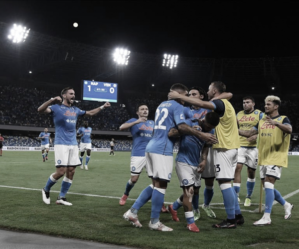 Napoli sofre susto inicial, mas estreia na Serie A com vitória diante do Venezia