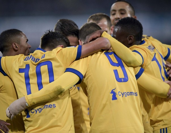 Napoli-Juventus: le pagelle bianconere. Douglas Costa immenso, Benatia un muro