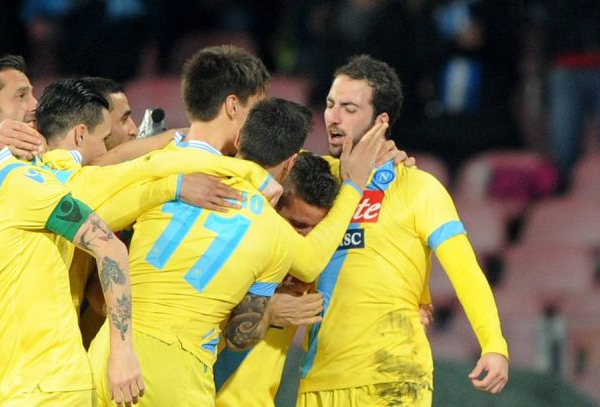 Higuaín y Callejón guían al Nápoles a la final de la Coppa Italia