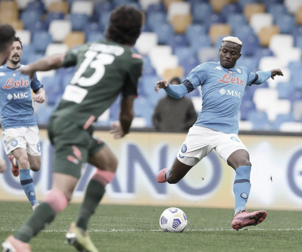 Em jogo de sete gols, Napoli vence Crotone e acirra disputa por vaga na Uefa Champions League