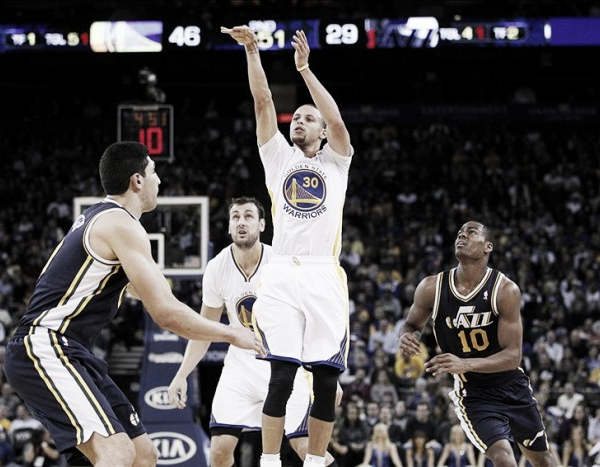 NBA: Warriors seguem imparáveis em casa e Cavs voltam às vitórias