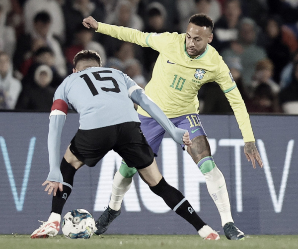 Neymar sofre grave lesão no joelho contra o Uruguai e deixa o campo chorando