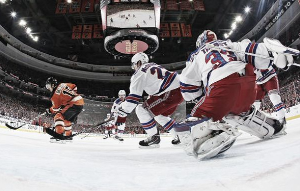 Com ótima atuação de goleiro reserva, New York Rangers goleia o rival Philadelphia Flyers