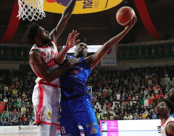 Lega Basket - Varese mette la quarta contro Brescia (100-72)