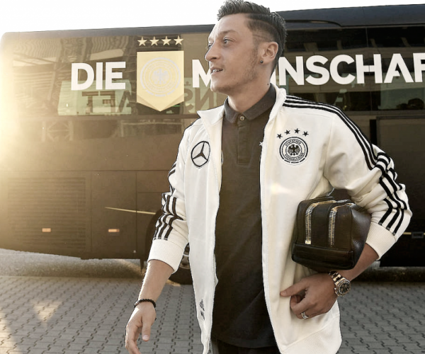 Özil renuncia a la selección de Alemania