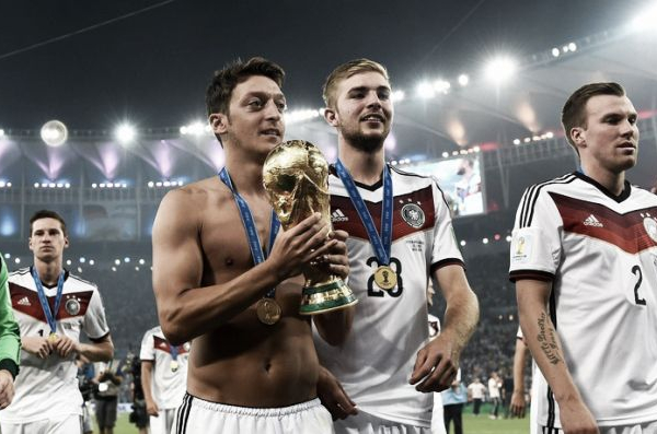 Mesut Özil doa sua premiação da Copa do Mundo para cirurgias de crianças brasileiras