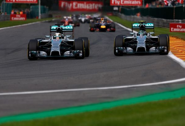Hamilton furioso: “Rosberg ha detto che l’ha fatto di proposito”