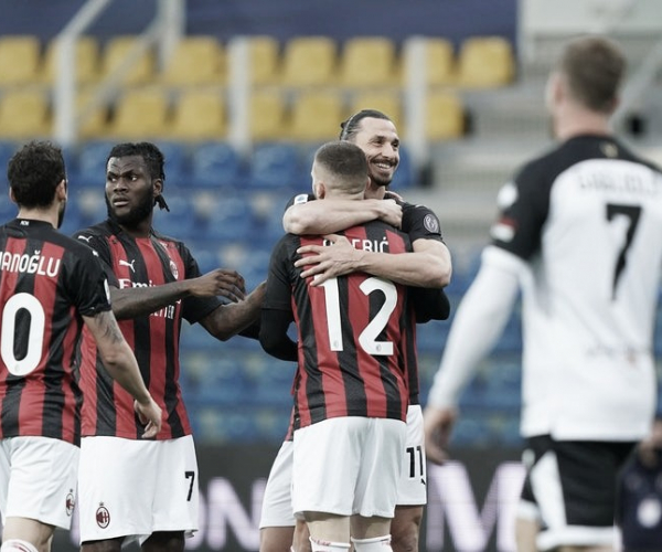 Ibrahimovic é expulso, mas Milan vence Parma com doses de sofrimento