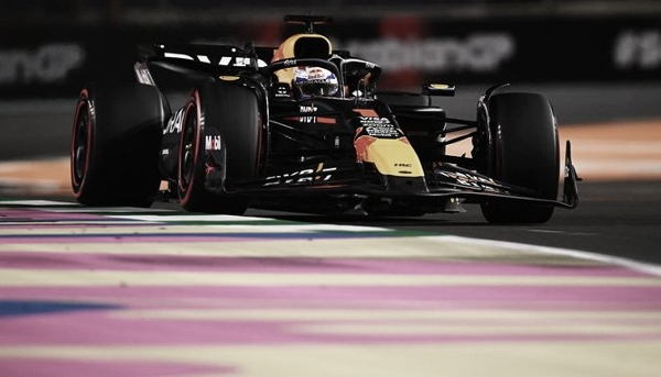 Verstappen destroza la tabla de tiempos para lograr la pole
en Arabia