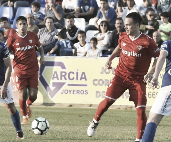 El Sevilla gana y golea en el recuerdo a Fran Carles