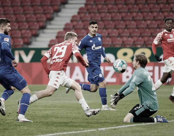 Schalke 04 se recupera dos veces, pero sigue sin
ganar
