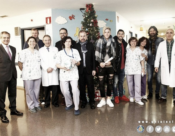 El Getafe realiza su tradicional visita navideña al hospital