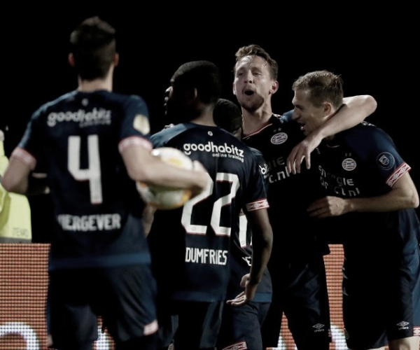 PSV golea para mantenerse en la pelea por
el título; Hirving Lozano sale lesionado