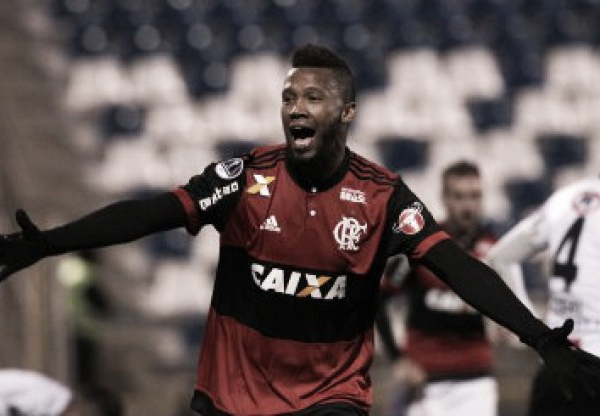 Rafael Vaz celebra primeiro gol pelo Flamengo: "Feliz por ajudar o time a sair com a vitória"