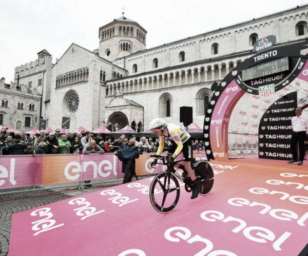 Giro d'Italia, a Dennis la crono di Rovereto. Yates resiste a Dumoulin