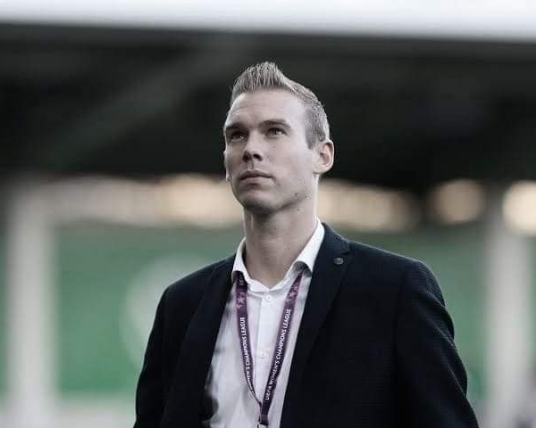 "Tomar gol sempre dói", lamenta técnico Tommy Stroot após Wolfsburg ceder empate