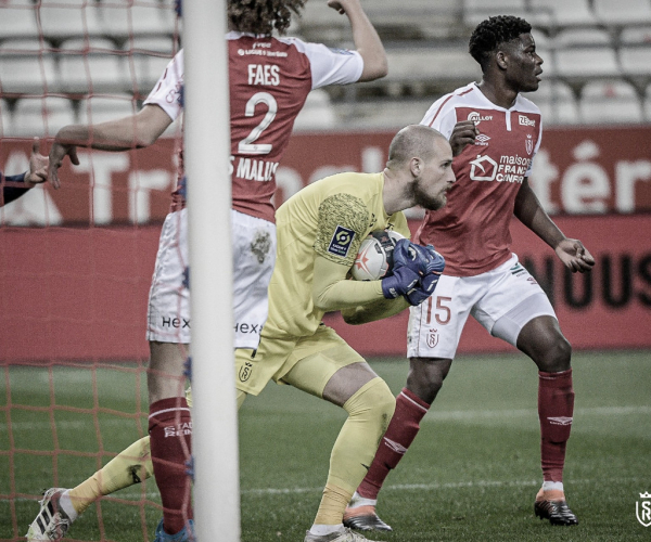 Jogadores
do Lyon demonstram decepção após empate contra Reims