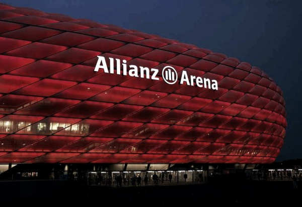 Allianz Arena, 'La Gran Muralla Roja' de Múnich