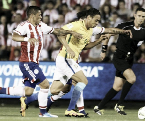 Dani Alves salva il Brasile, ma che fatica in Paraguay