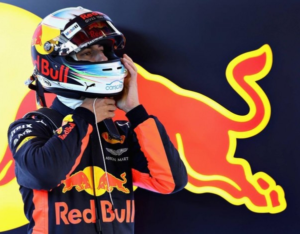Ricciardo: "Spero di essere in lotta per il mondiale. Hamilton favorito, ma occhio che Vettel vola"