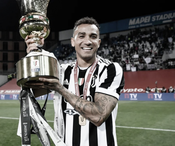 Danilo vira zagueiro na Juventus, assume liderança e recebe elogio da imprensa italiana