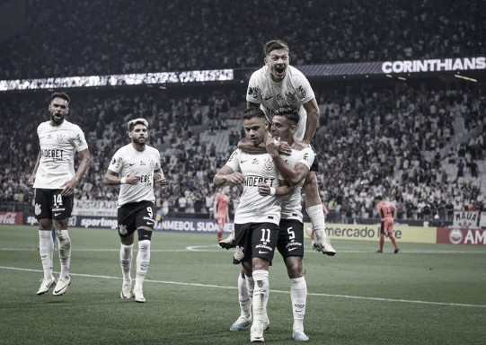 Corinthians goleia Nacional-PAR pela Copa Sul-Americana com recorde de Romero
