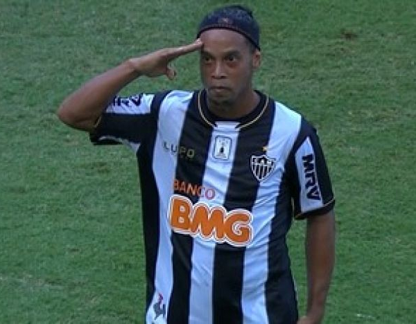 Kalil confirma que Ronaldinho fica para 2014