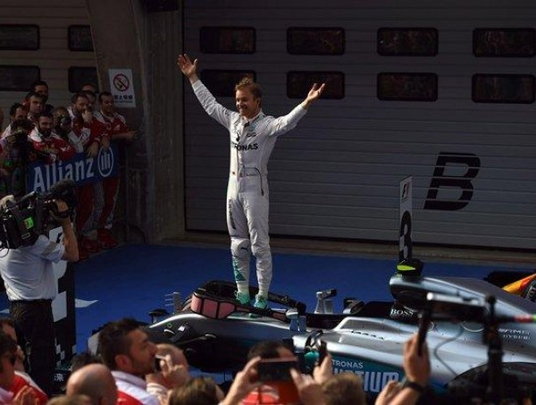 Rosberg trionfa nel caos del GP di Cina, Vettel 2° in rimonta