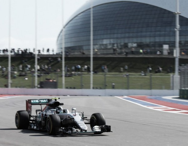 Rosberg in pole a Sochi, per Hamilton nuovo problema alla power unit
