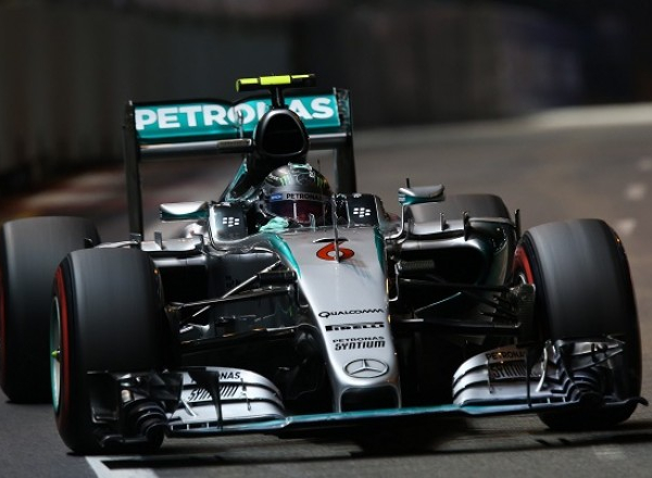 Formula 1, GP Singapore: super Rosberg in pole, disastro Vettel