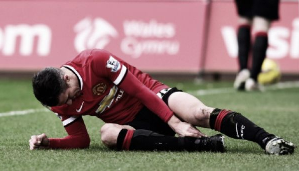 Van Persie pode desfalcar o Manchester United após sair de muletas na derrota para o Swansea