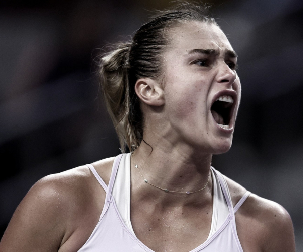 Sabalenka frustra Swiatek, vence em três sets e vai à decisão do WTA Finals