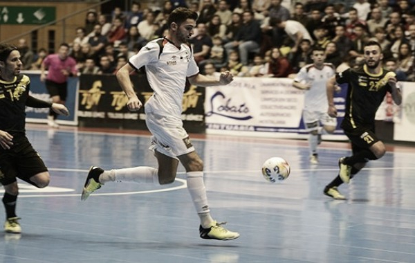 Santiago Futsal reina en el derbi gallego