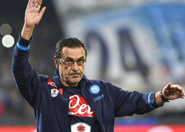 Napoli, Sarri esalta gli azzurri e guarda con fiducia al futuro: "Siamo a -3 da una grande Juve"