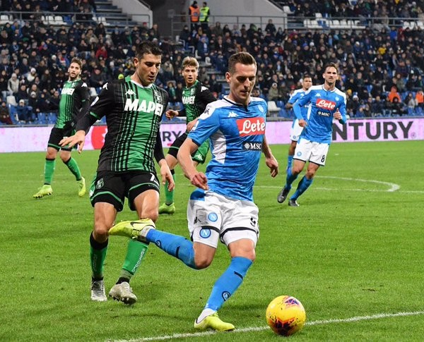 Serie A - L'autogol di Obiang sulla sirena regala il successo al Napoli: Sassuolo rimontato 1-2