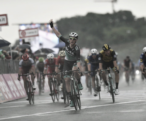 Giro d'Italia, Sam Bennett sfreccia nell'autodromo di Imola