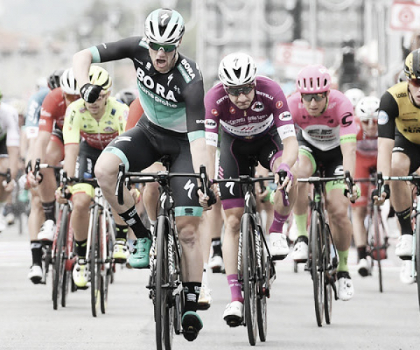 Giro d'Italia, Sam Bennett vince lo sprint di Praia a Mare
