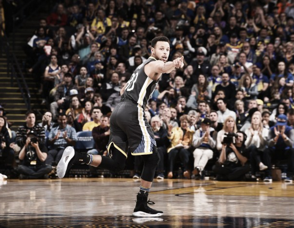 NBA, show di Curry al rientro contro i Grizzlies. Colpo Sixers a Denver