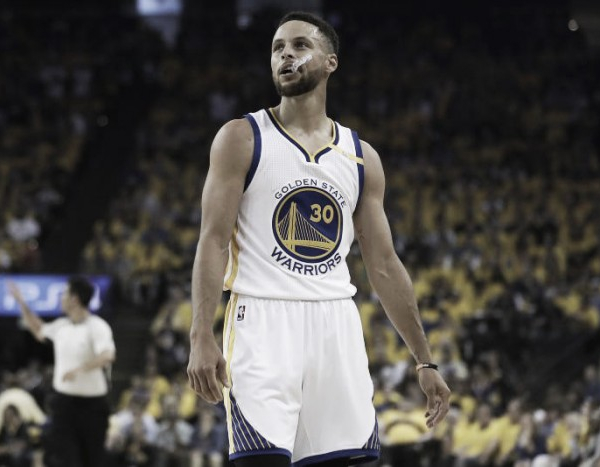 NBA, Curry rinnova con i Warriors per 201 milioni. Livingston a un passo, Iguodala si guarda intorno