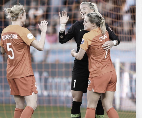Jane Campbell saves a draw for Houston Dash against Reign FC