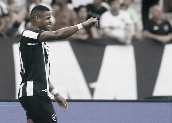 Botafogo vence Sampaio Corrêa e assume liderança do Carioca