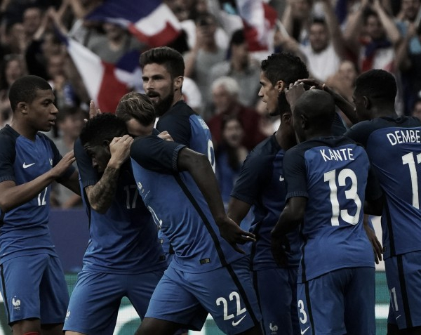 Varane é expulso pelo árbitro de vídeo, mas França vira para cima da Inglaterra em amistoso